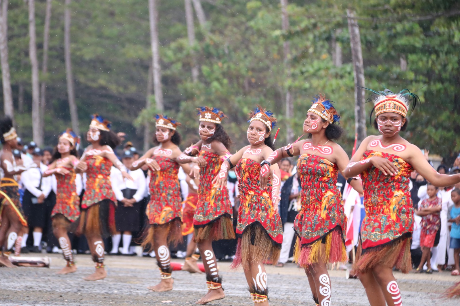 Tarian Kolosal dan Kehebohan Tradisi Perayaan Rakyat