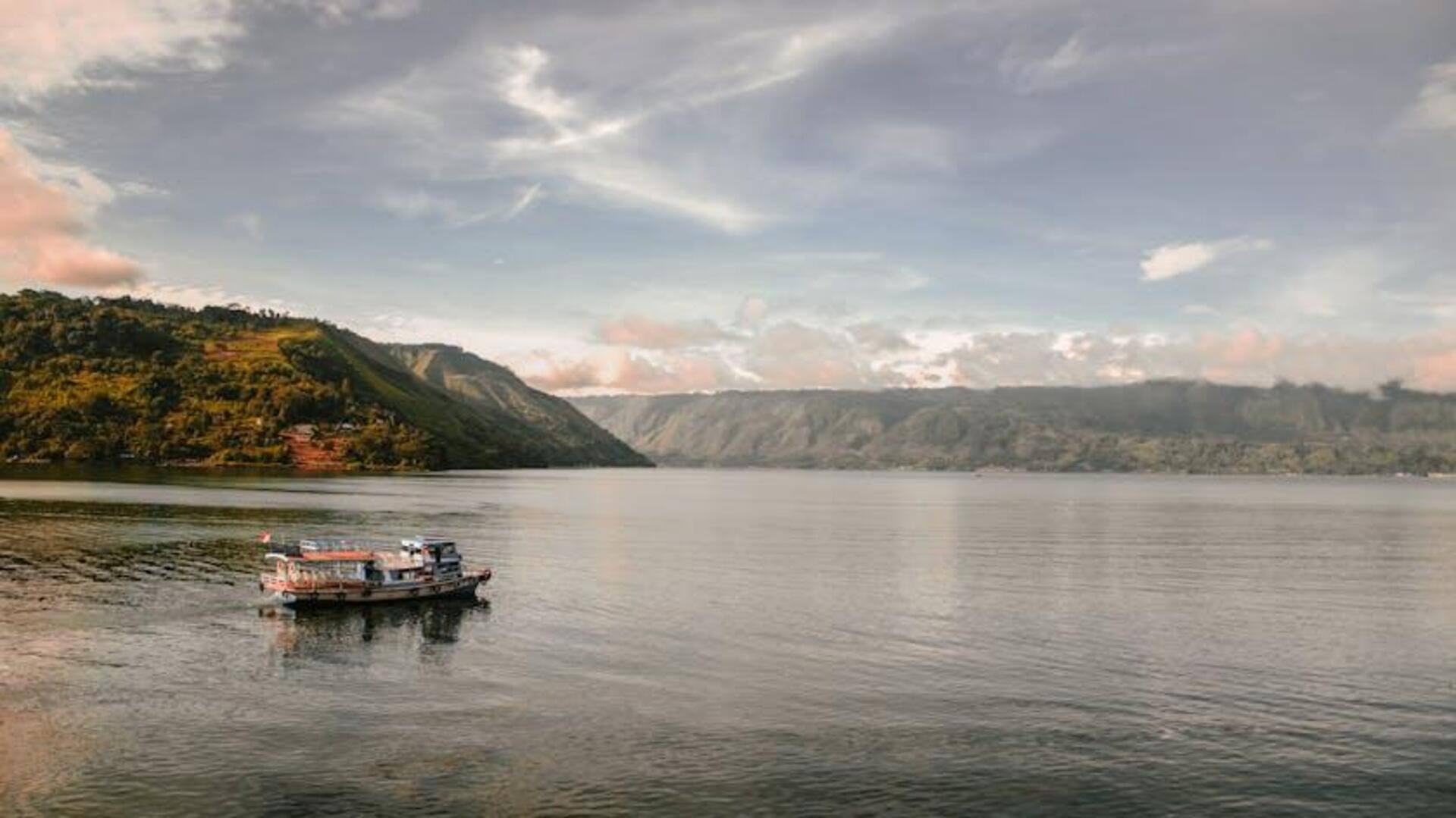 Eksplorasi Danau Alami dengan Suasana Damai dan Perahu yang Menenangkan